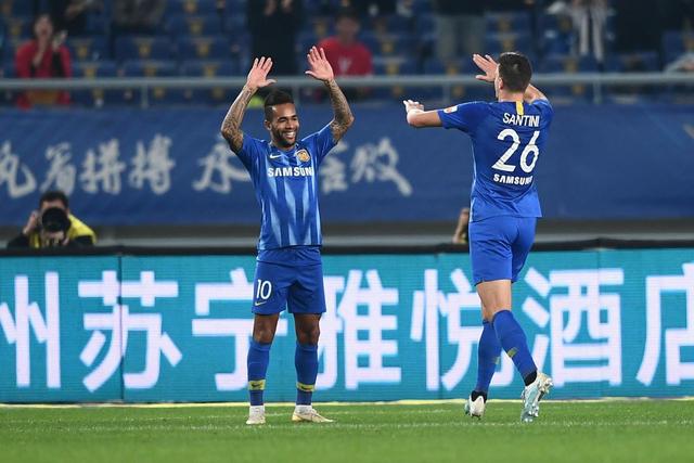 朝鲜U23主帅笑握日本教练手，但赛后拒绝回答媒体提问