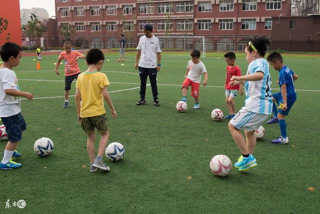 豪宅遭劫匪闯入，保安鸣枪后反被拘留